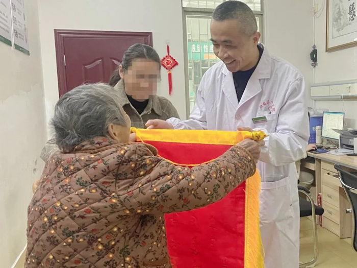 锦旗致谢显真情 医患关系暖人心