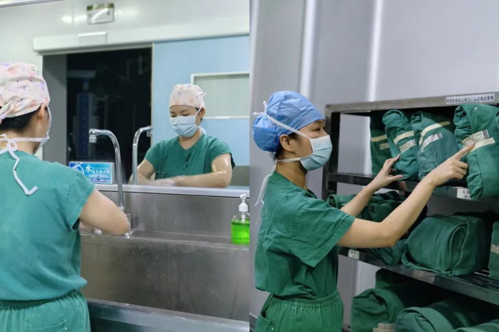 手术室护士：生命之巅的绿衣天使